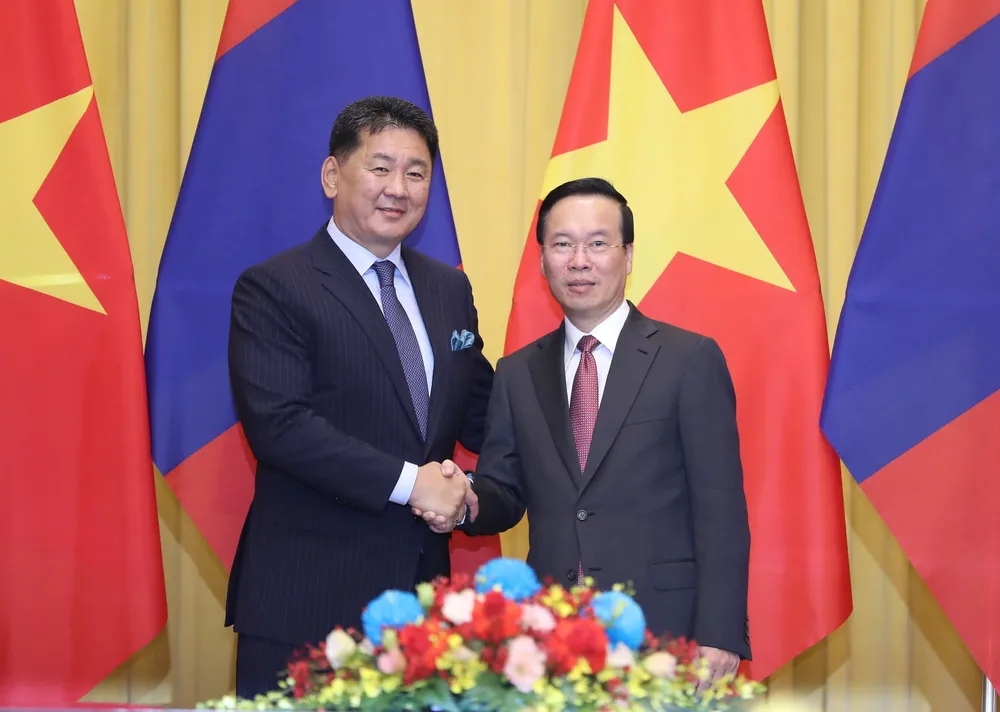 Chủ tịch nước Võ Văn Thưởng và Tổng thống Ukhnaagiin Khurelsukh trước khi tiến hành hội đàm. Ảnh QUANG PHÚC Chủ tịch nước Võ Văn Thưởng và Tổng thống Ukhnaagiin Khurelsukh trước khi tiến hành hội đàm. Ảnh QUANG PHÚC
