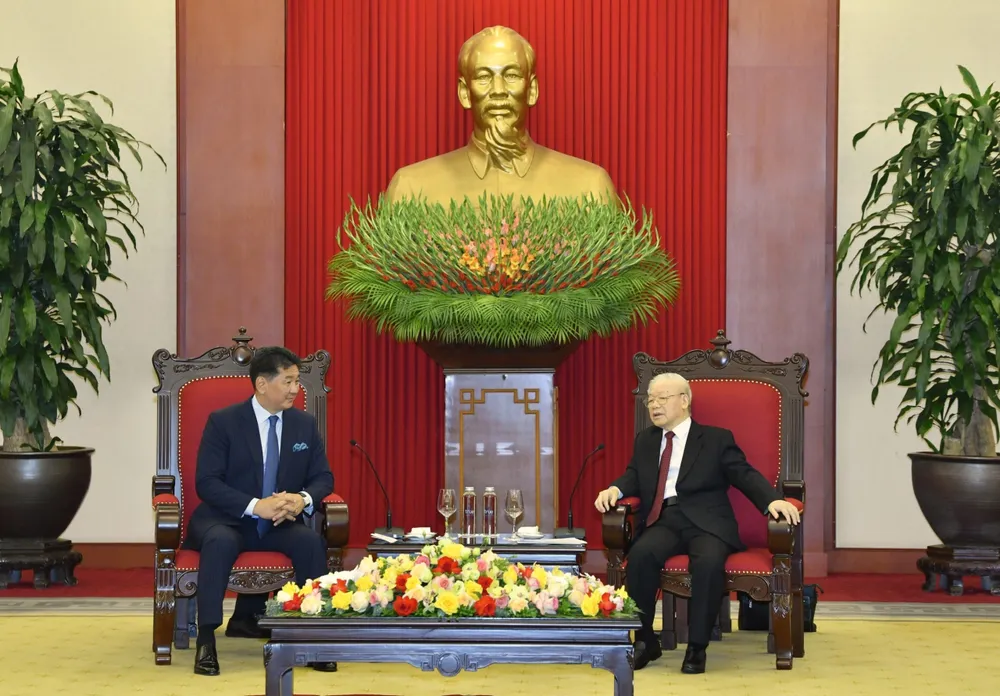 Tổng Bí thư Nguyễn Phú Trọng và Tổng thống Ukhnaagiin Khurelsukh trao đổi các vấn đề cùng quan tâm tại buổi tiếp. Ảnh: VIẾT CHUNG