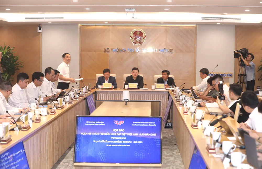 Quang cảnh cuộc họp báo