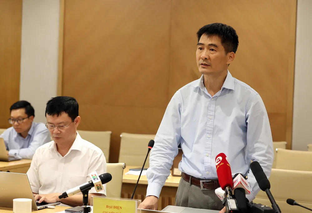 Phó Cục trưởng Cục Viễn thông Nguyễn Phong Nhã trao đổi với phóng viên tại cuộc họp báo thường kỳ Bộ TT-TT