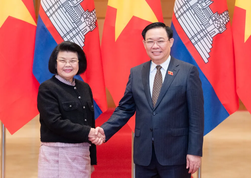 Chủ tịch Quốc hội Vương Đình Huệ và Chủ tịch Quốc hội Vương quốc Campuchia Samdech Khuon Sudary tại lễ đón. Ảnh: VIẾT CHUNG