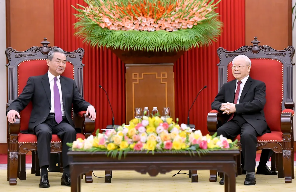 Tổng Bí thư Nguyễn Phú Trọng trao đổi với Bộ trưởng Ngoại giao Trung Quốc Vương Nghị tại buổi tiếp. Ảnh: VIẾT CHUNG