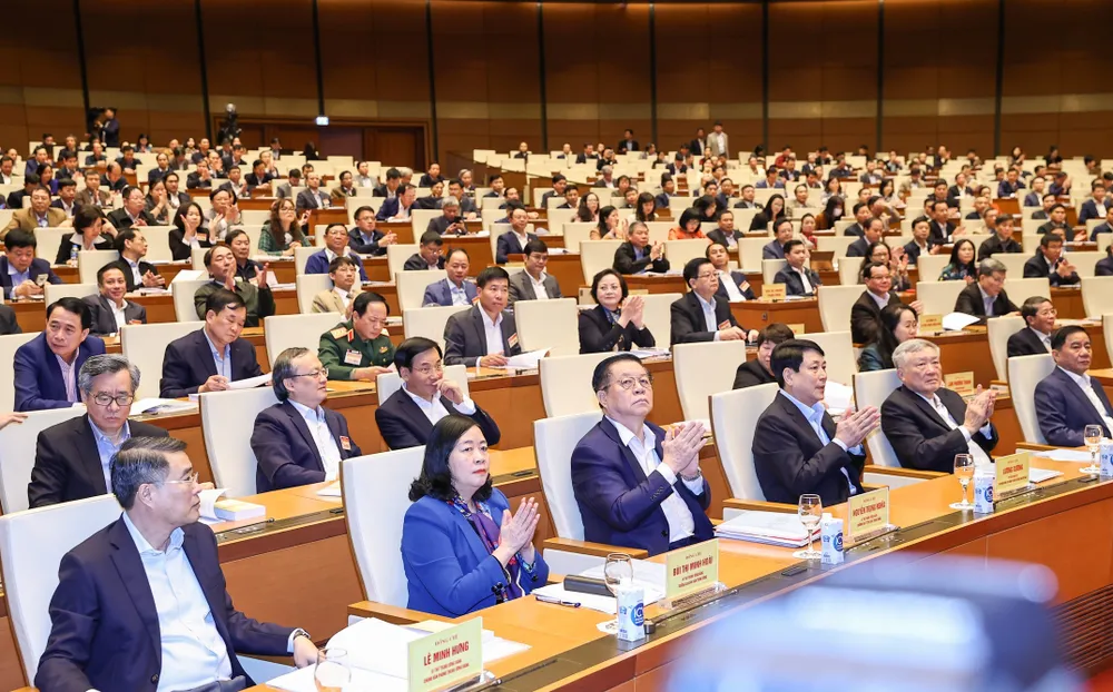 Các đại biểu tham dự tại điểm cầu chính hội trường Diên Hồng, Nhà Quốc hội. Ảnh: VIẾT CHUNG