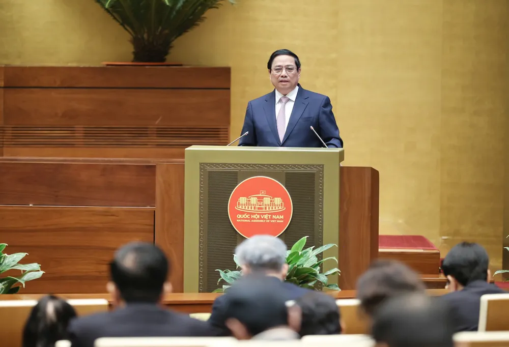 Thủ tướng Phạm Minh Chính truyền đạt chuyên đề “Tiếp tục đổi mới, nâng cao chất lượng chính sách xã hội, đáp ứng yêu cầu sự nghiệp xây dựng và bảo vệ Tổ quốc trong giai đoạn mới” tại hội nghị. Ảnh: VIẾT CHUNG