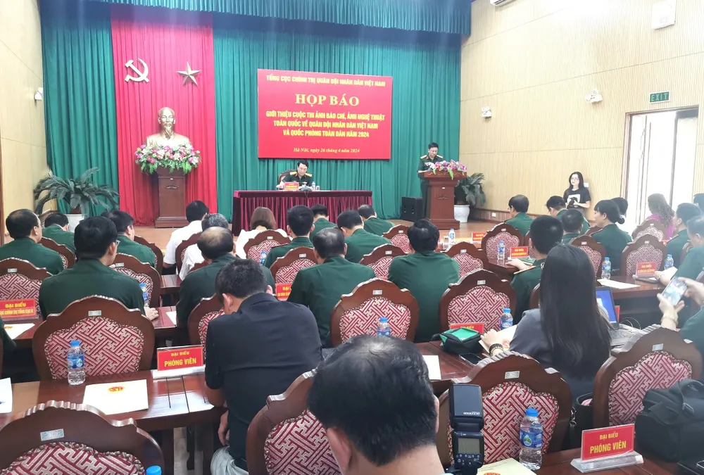 Anh họp bao Tong cuc Chinh tri 2.jpg