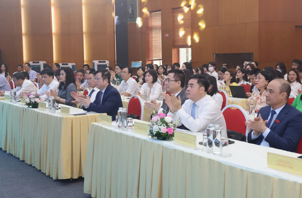 Trao giai bao chi KHCN 1.jpg