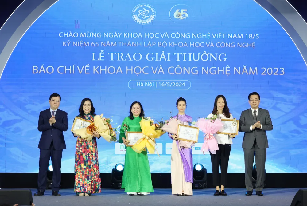 Trao giai bao chi KHCN 4.jpg