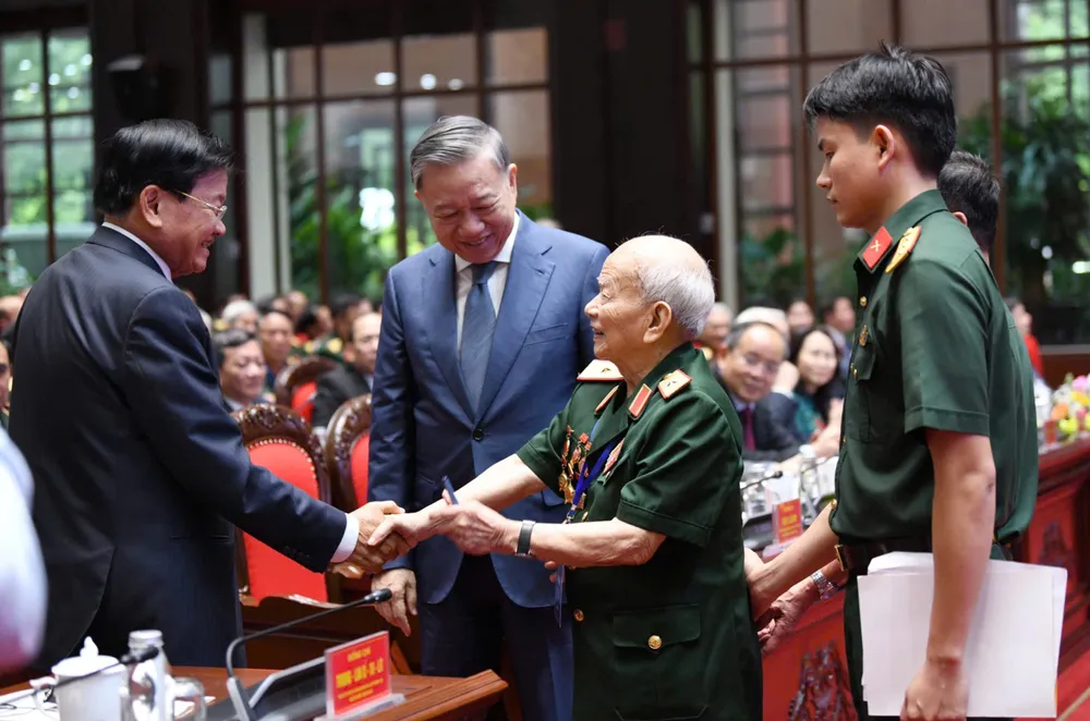 TBT-CTN Lao gap go chuyen gia VN 3.jpg