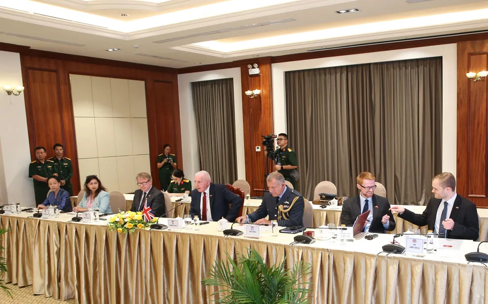 Doi thoi Quoc phong  Viet - Anh 1.JPG