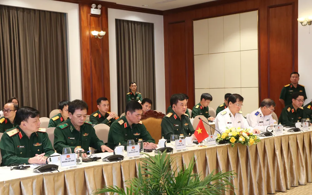 Doi thoi Quoc phong  Viet - Anh 2.JPG