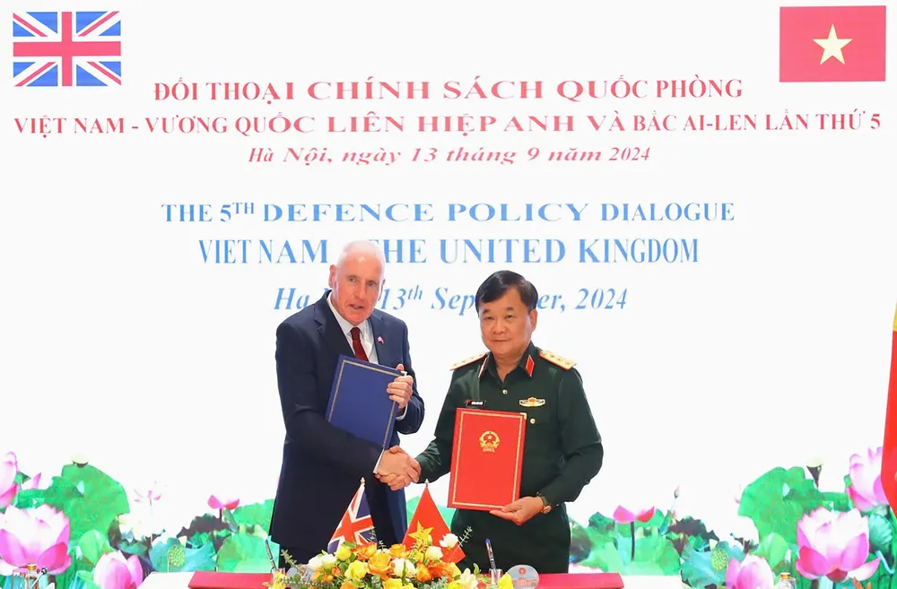 Doi thoi Quoc phong  Viet - Anh 3.JPG