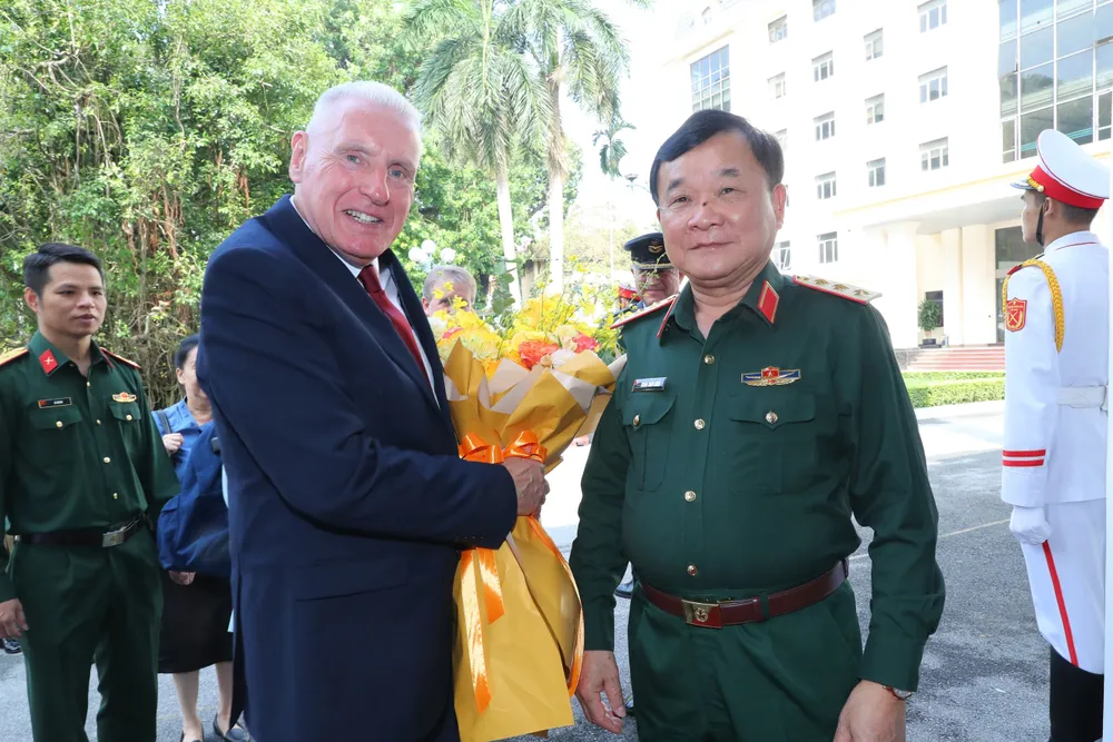 Doi thoi Quoc phong  Viet - Anh 4.JPG