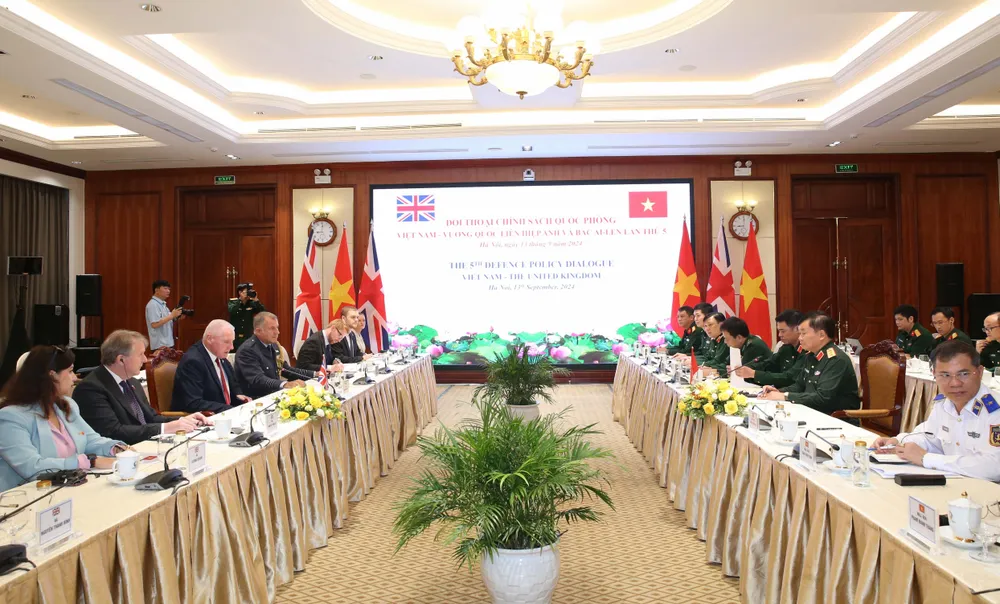 Doi thoi Quoc phong  Viet - Anh 5.JPG