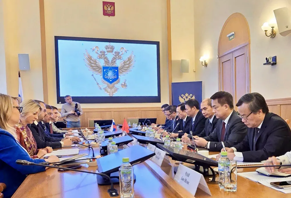 Anh Bo KHCN tham Nga 2.jpg