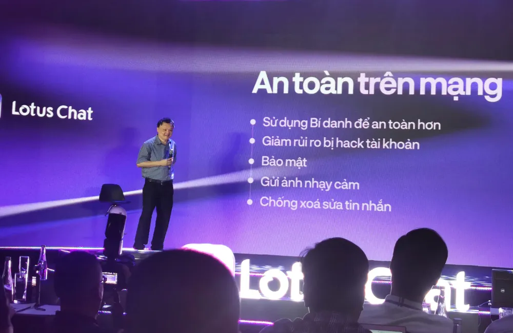 Ra mat Lotus Chat 1.jpg