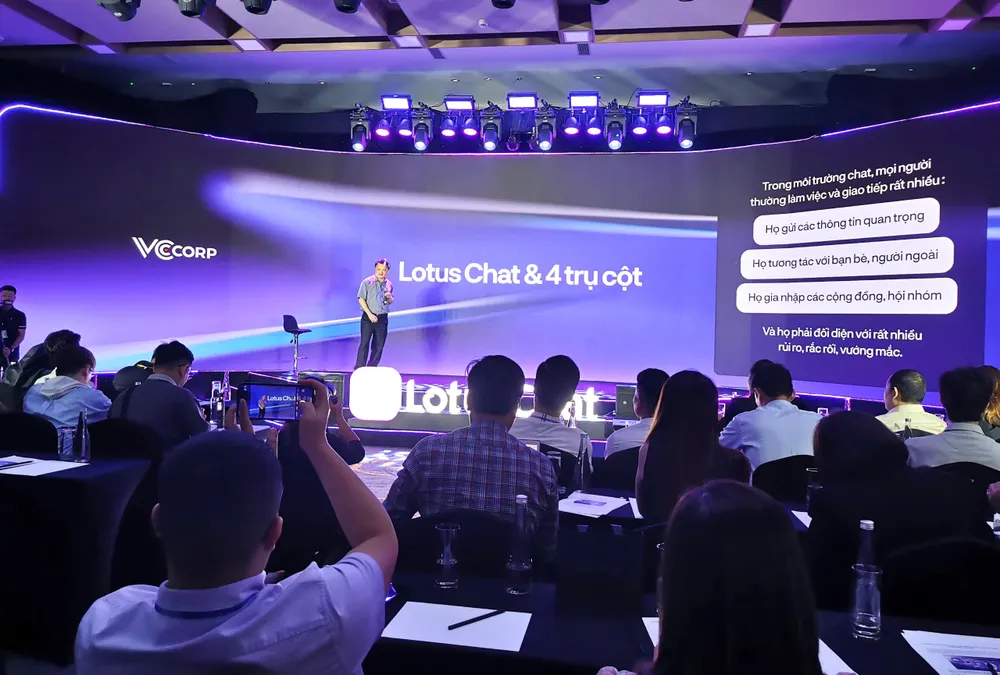 Ra mat Lotus Chat 3.jpg