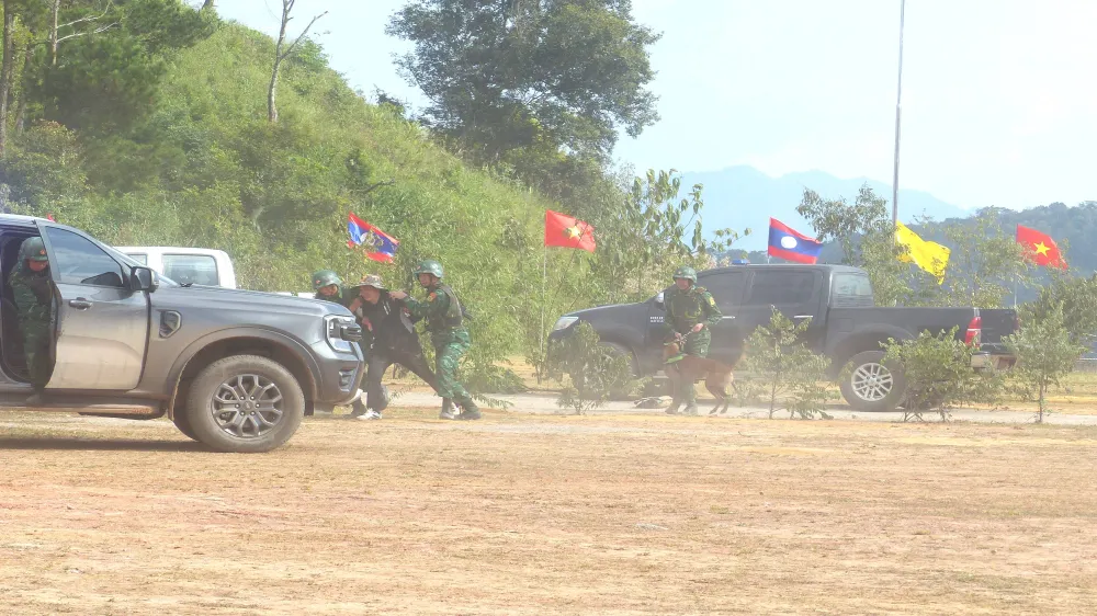 Giao luu QP Viet - Lao 12.jpg