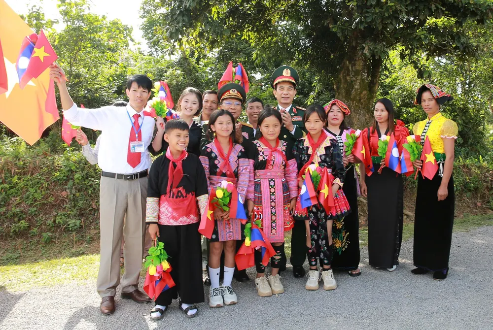 Giao luu QP Viet - Lao 5.jpg