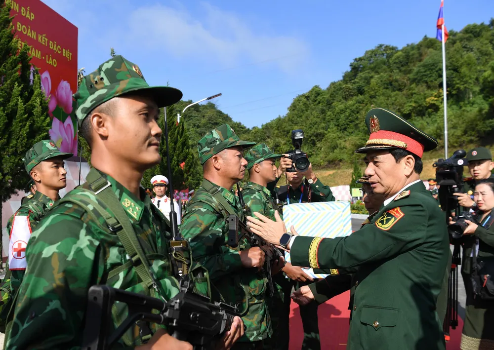 Giao luu QP Lao - Viet 12.jpg