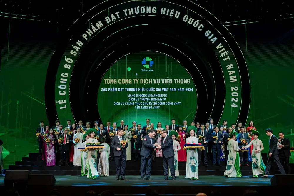 Thủ tướng Phạm Minh Chính trao biểu trưng Thương hiệu Quốc gia cho đại diện VNPT VinaPhone.jpg