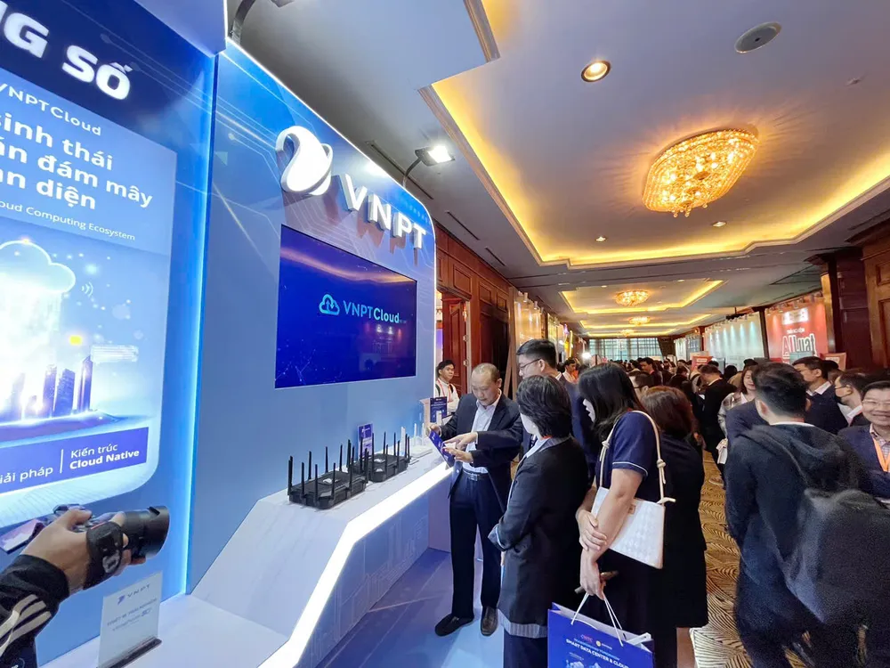Đông đảo khách tham gia sự kiện quan tâm tìm hiểu các giải pháp công nghệ kết nối hiện đại của VNPT..jpg