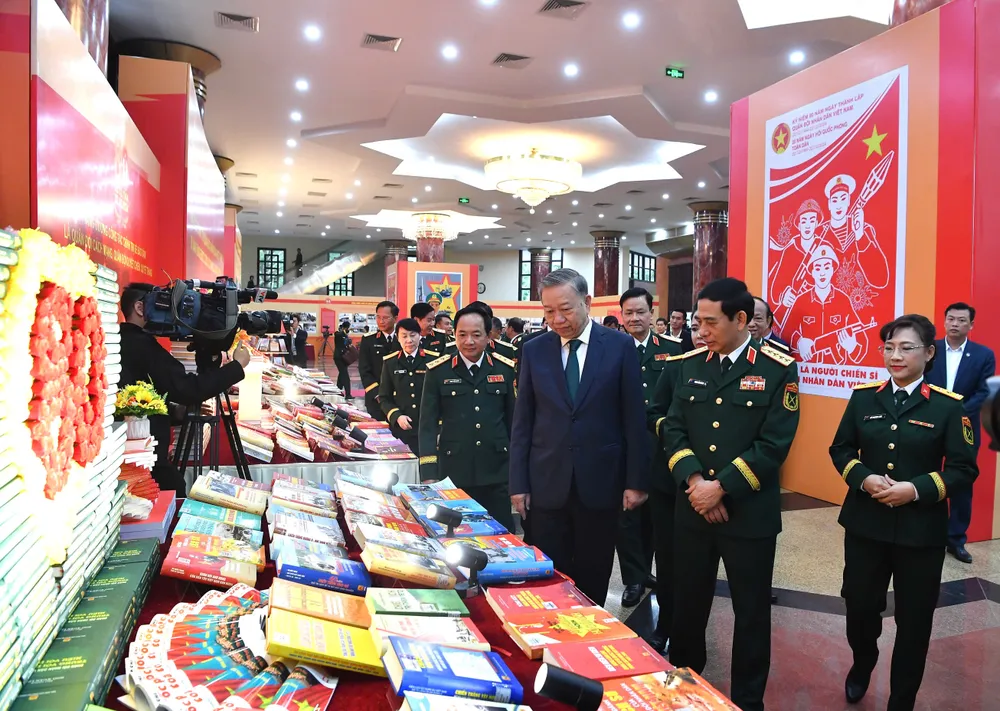 Anh Kỷ niemj 80 nam TCCT 4.jpg