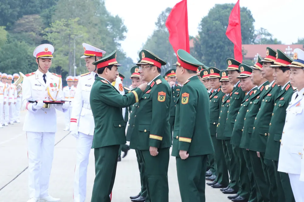 Anh Bo QP vieng Lang 6.jpg