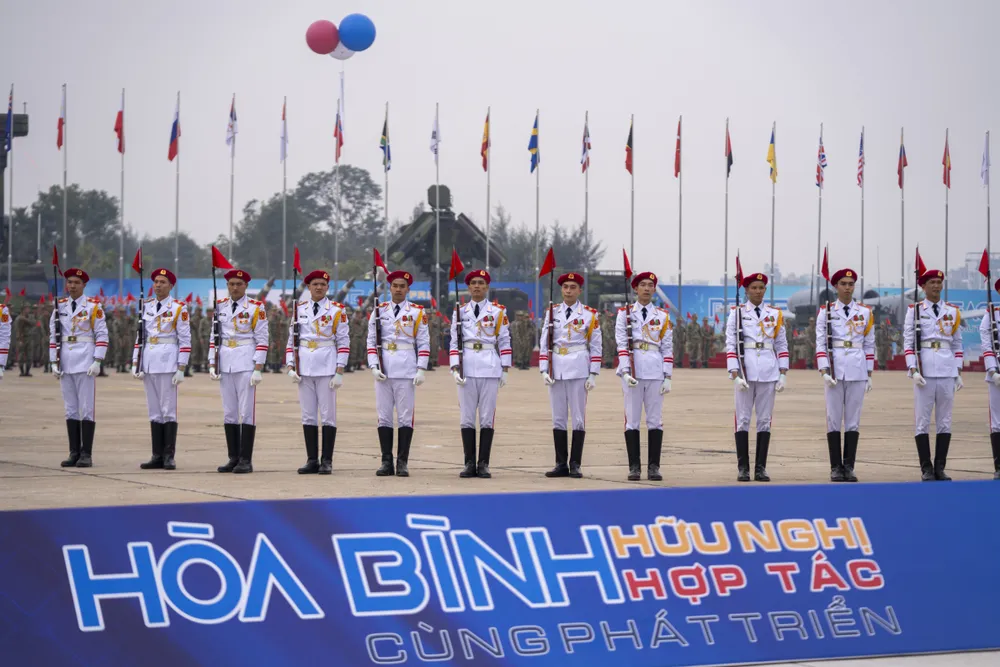 Tong duyet Trien lam QPVN 1.JPG