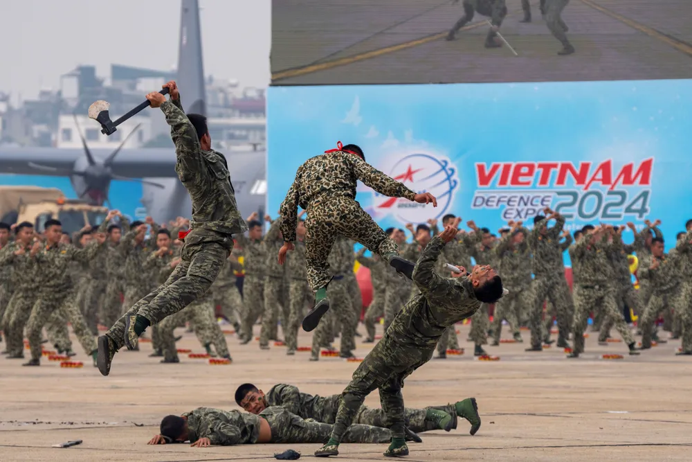 Tong duyet Trien lam QPVN 13.JPG