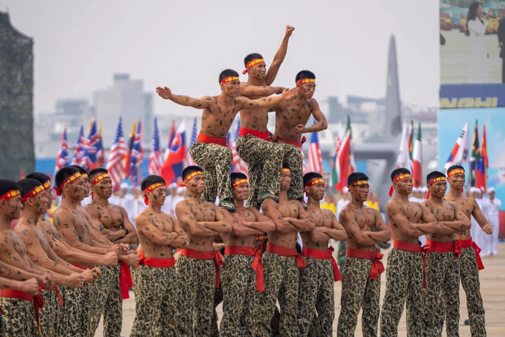 Tong duyet Trien lam QPVN 18.JPG