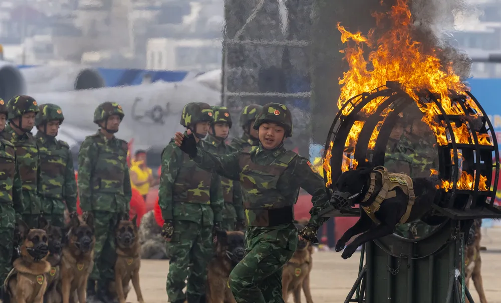 Tong duyet Trien lam QPVN  21.JPG