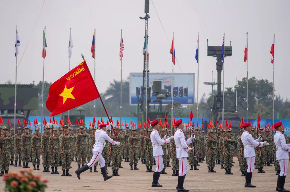 Tong duyet Trien lam QPVN 3.JPG