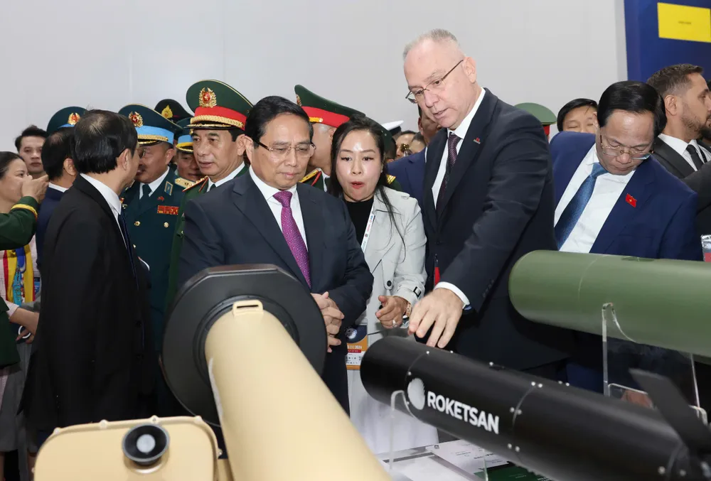 Thu tuong tham quan trien lam 1.jpg