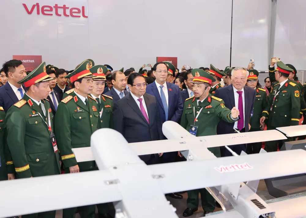 Thu tuong tham quan trien lam 3.jpg