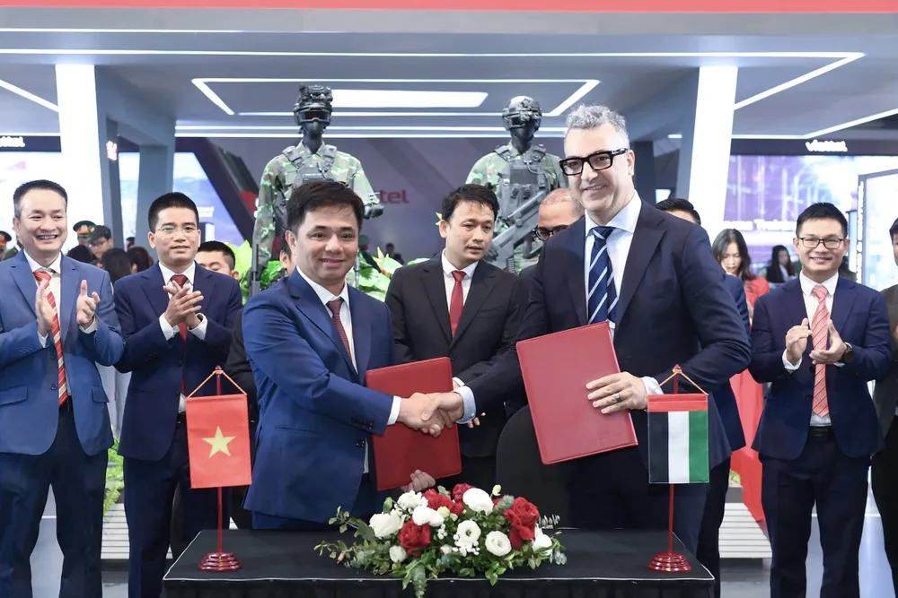 2-Hợp đồng triệu đô này đánh dấu sự hợp tác giữa Viettel High Tech và đối tác chiến lược High Cloud Technologies (HCT) – công ty hàng đầu tại Trung Đông, tiên phong triển khai mạng 5G thương mại tại khu vực.JPG
