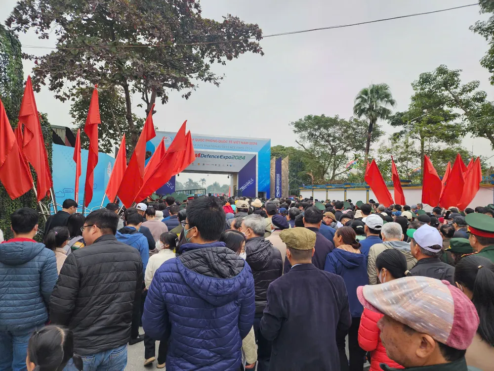 Nguoi dan xem trien lãm 1.jpg