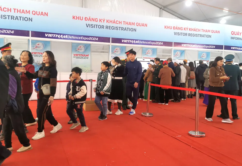 Nguoi dan xem trien lãm 11.jpg