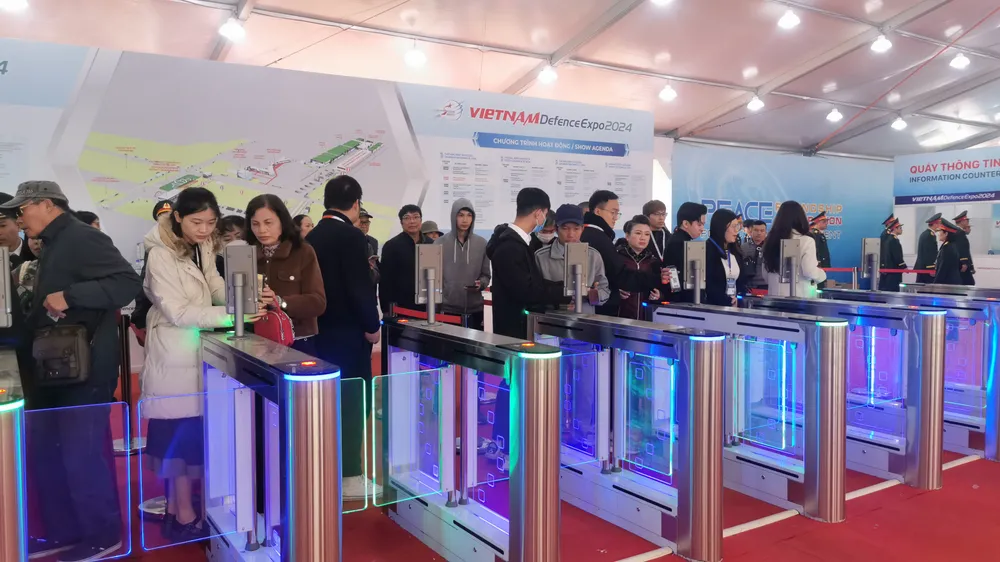 Nguoi dan xem trien lãm 12.jpg