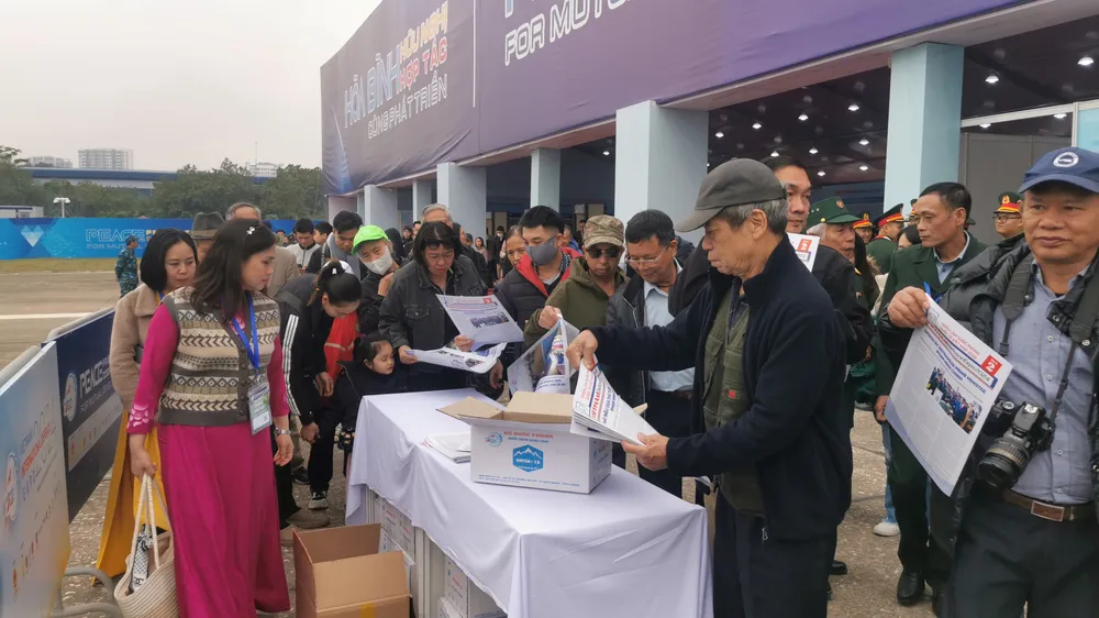 Nguoi dan xem trien lãm 13.jpg