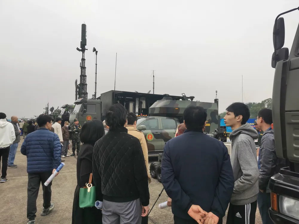 Nguoi dan xem trien lãm 14.jpg