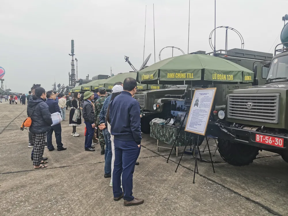 Nguoi dan xem trien lãm 15.jpg