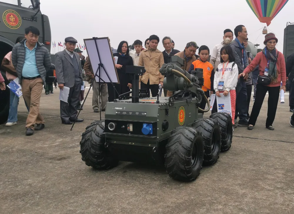 Nguoi dan xem trien lãm 16.jpg