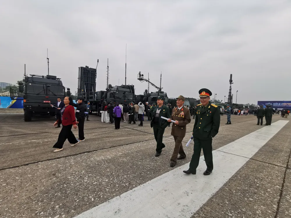 Nguoi dan xem trien lãm 17.jpg