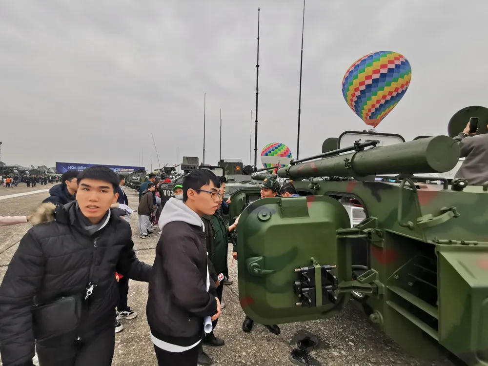 Nguoi dan xem trien lãm 18.jpg