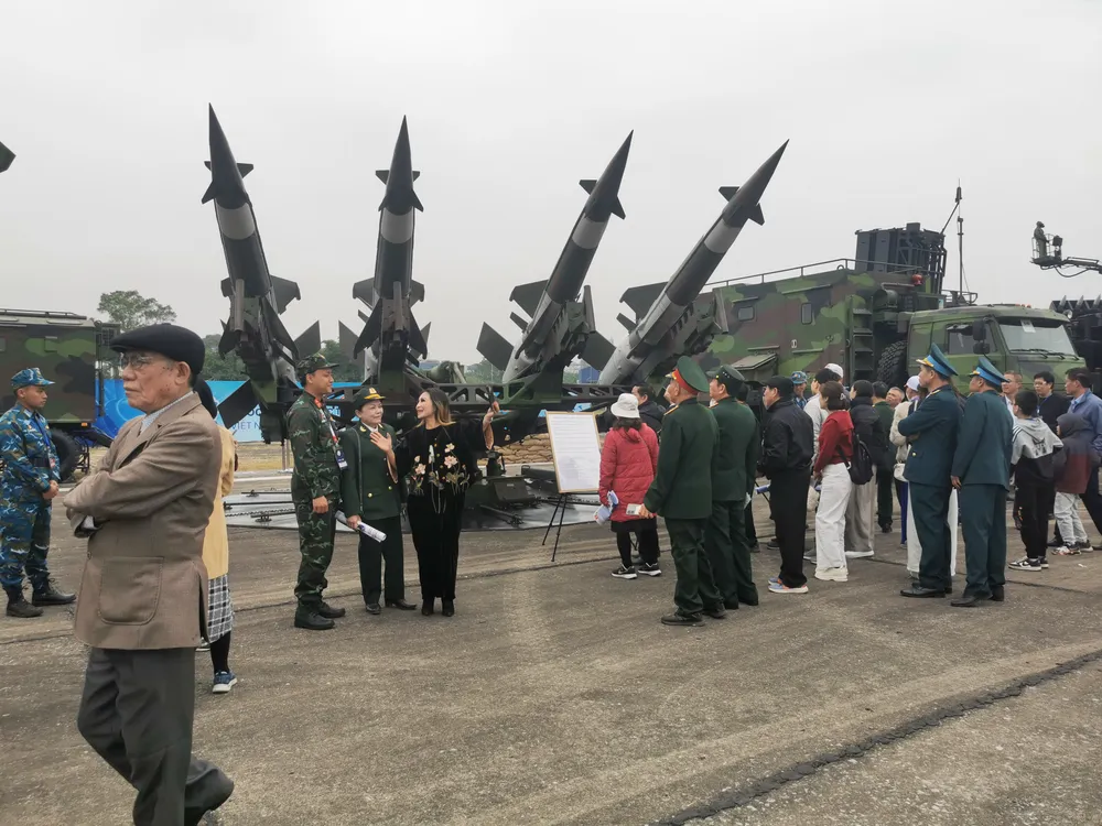 Nguoi dan xem trien lãm 19.jpg