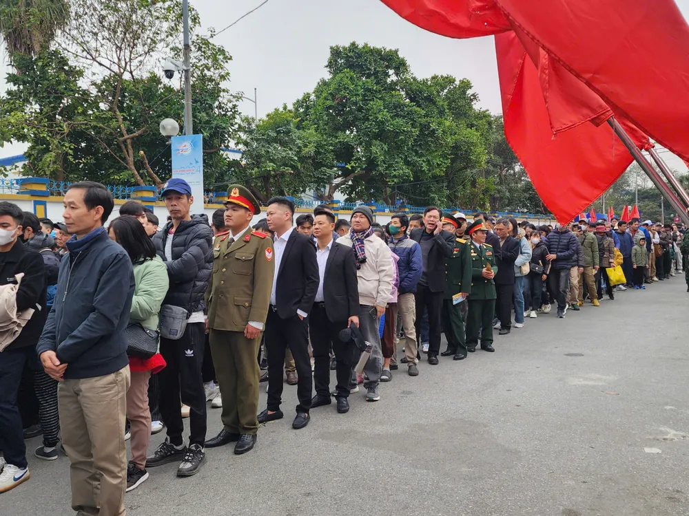 Nguoi dan xem trien lãm 2.jpg