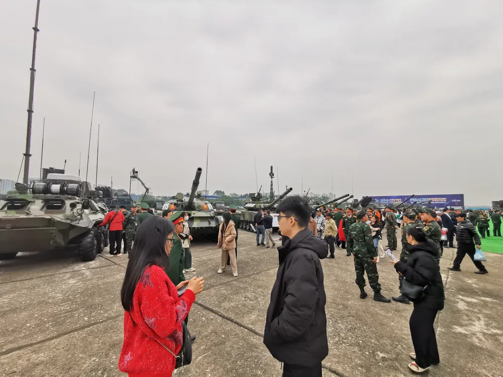 Nguoi dan xem trien lãm 20.jpg