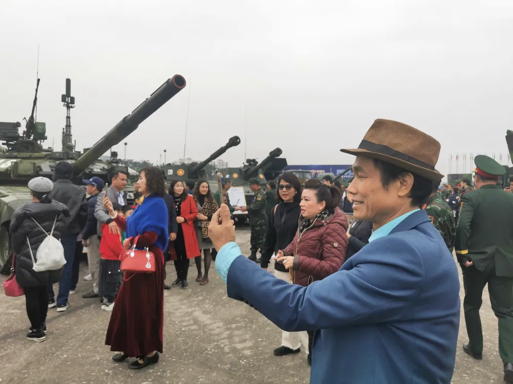 Nguoi dan xem trien lãm 23.jpg