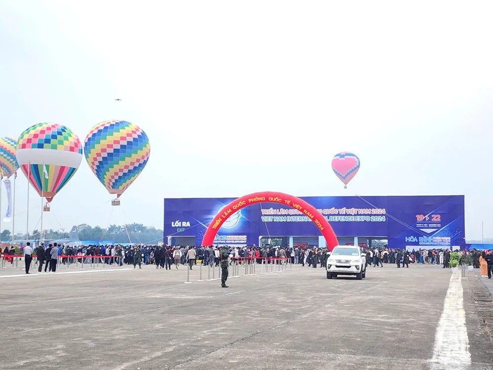 Nguoi dan xem trien lãm 3.jpg