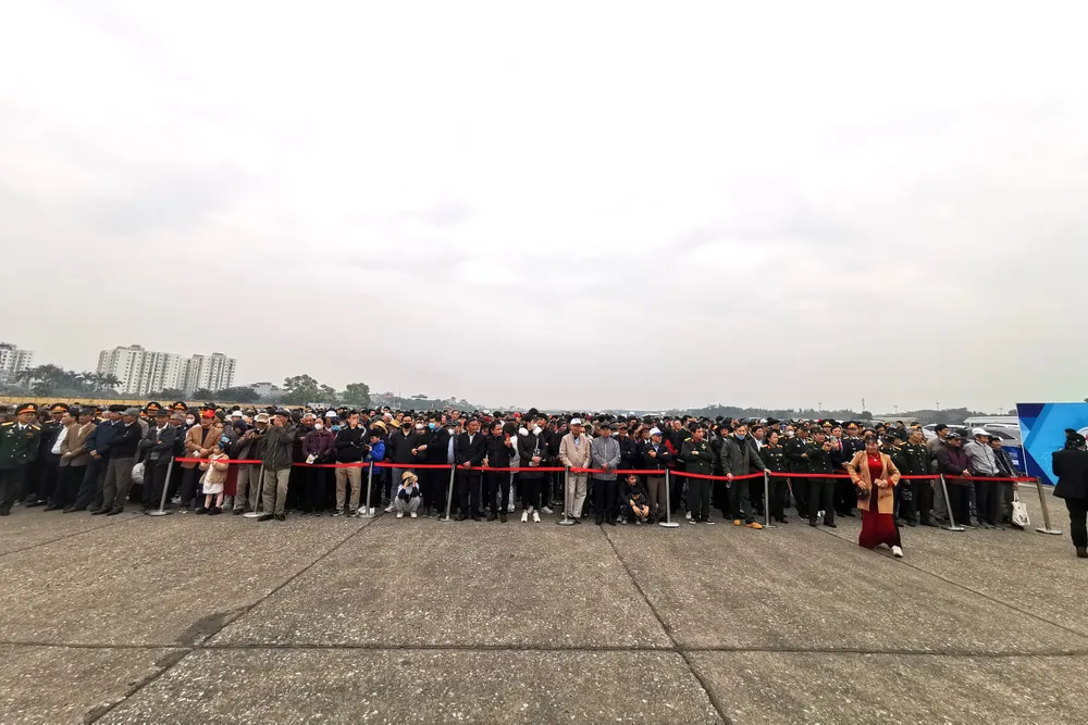 Nguoi dan xem trien lãm 5.jpg